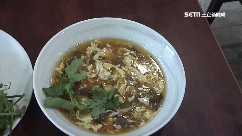 酸辣湯沒香菜給負評！店家傻：只有蔥