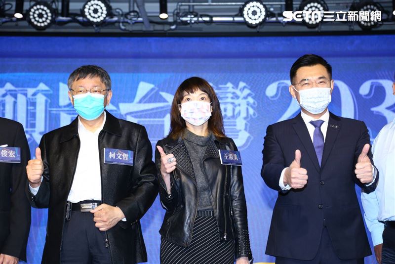 國民黨主席江啟臣和台北市長柯文哲同台出席國民黨所舉辦的「願景台灣2030」第二場論壇「活不起的未來」。（圖／記者楊澍攝影）