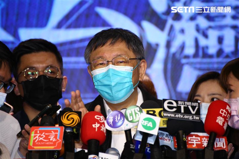 國民黨主席江啟臣和台北市長柯文哲同台出席國民黨所舉辦的「願景台灣2030」第二場論壇「活不起的未來」。（圖／記者楊澍攝影）