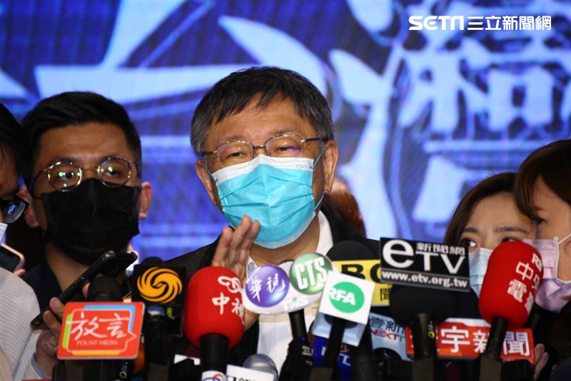 國民黨主席江啟臣和台北市長柯文哲同台出席國民黨所舉辦的「願景台灣2030」第二場論壇「活不起的未來」。（圖／記者楊澍攝影）