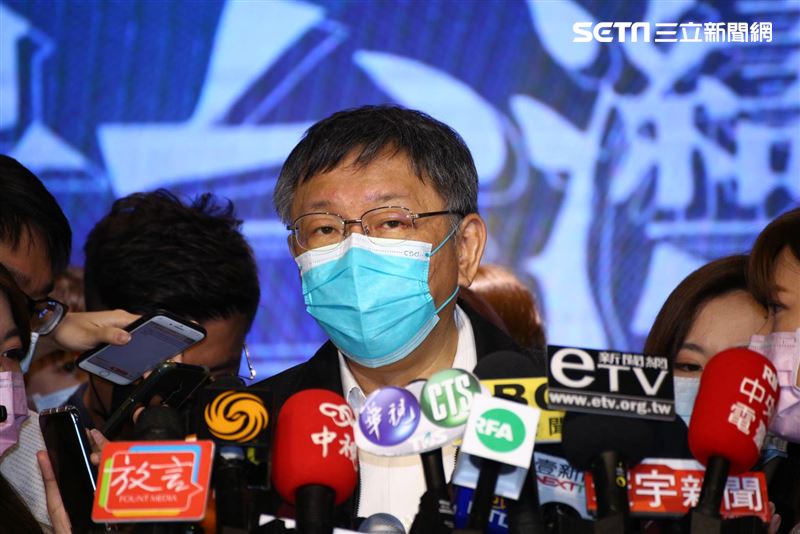 國民黨主席江啟臣和台北市長柯文哲同台出席國民黨所舉辦的「願景台灣2030」第二場論壇「活不起的未來」。（圖／記者楊澍攝影）