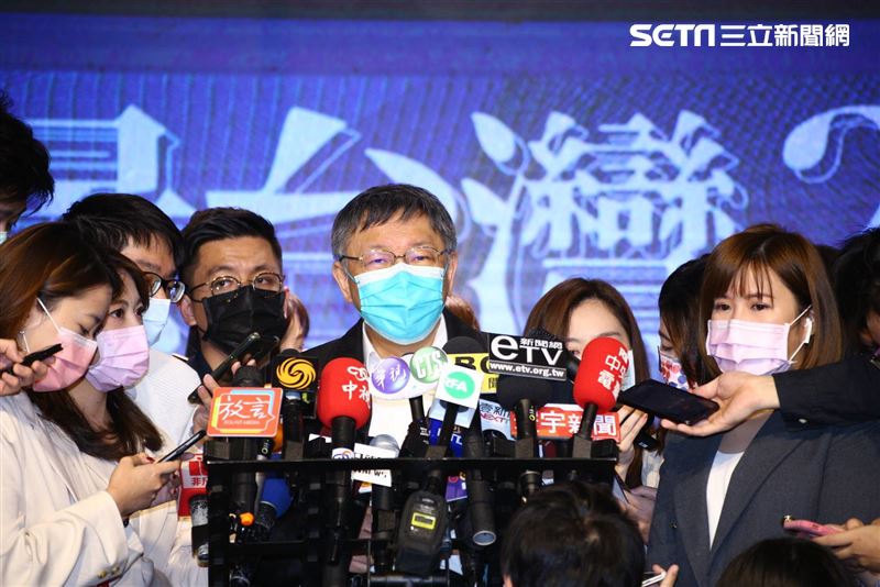 國民黨主席江啟臣和台北市長柯文哲同台出席國民黨所舉辦的「願景台灣2030」第二場論壇「活不起的未來」。（圖／記者楊澍攝影）