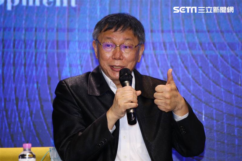 國民黨主席江啟臣和台北市長柯文哲同台出席國民黨所舉辦的「願景台灣2030」第二場論壇「活不起的未來」。（圖／記者楊澍攝影）