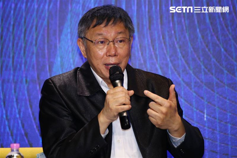 國民黨主席江啟臣和台北市長柯文哲同台出席國民黨所舉辦的「願景台灣2030」第二場論壇「活不起的未來」。（圖／記者楊澍攝影）