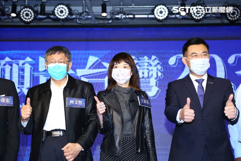 國民黨主席江啟臣和台北市長柯文哲同台出席國民黨所舉辦的「願景台灣2030」第二場論壇「活不起的未來」。（圖／記者楊澍攝影）