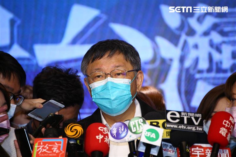 國民黨主席江啟臣和台北市長柯文哲同台出席國民黨所舉辦的「願景台灣2030」第二場論壇「活不起的未來」。（圖／記者楊澍攝影）