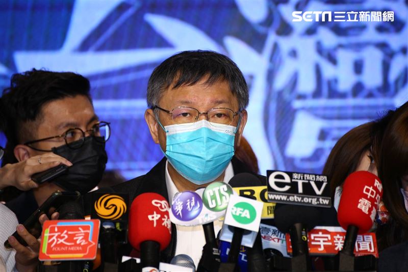 國民黨主席江啟臣和台北市長柯文哲同台出席國民黨所舉辦的「願景台灣2030」第二場論壇「活不起的未來」。（圖／記者楊澍攝影）