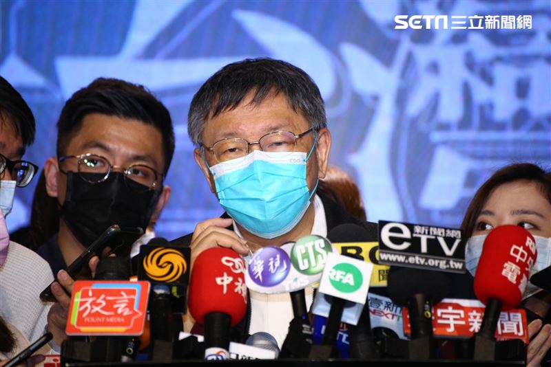 國民黨主席江啟臣和台北市長柯文哲同台出席國民黨所舉辦的「願景台灣2030」第二場論壇「活不起的未來」。（圖／記者楊澍攝影）