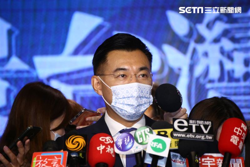 國民黨主席江啟臣和台北市長柯文哲同台出席國民黨所舉辦的「願景台灣2030」第二場論壇「活不起的未來」。（圖／記者楊澍攝影）