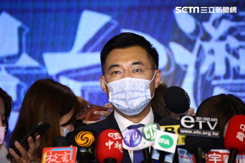 國民黨主席江啟臣和台北市長柯文哲同台出席國民黨所舉辦的「願景台灣2030」第二場論壇「活不起的未來」。（圖／記者楊澍攝影）