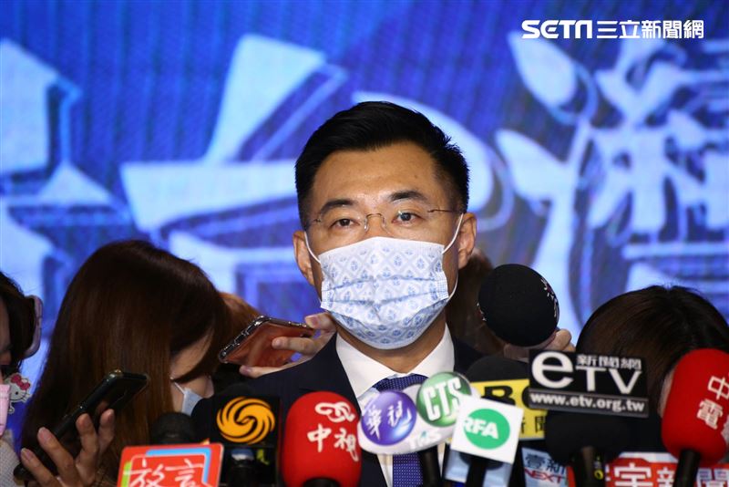 國民黨主席江啟臣和台北市長柯文哲同台出席國民黨所舉辦的「願景台灣2030」第二場論壇「活不起的未來」。（圖／記者楊澍攝影）