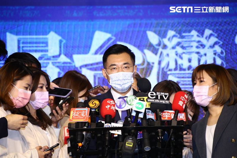 國民黨主席江啟臣和台北市長柯文哲同台出席國民黨所舉辦的「願景台灣2030」第二場論壇「活不起的未來」。（圖／記者楊澍攝影）