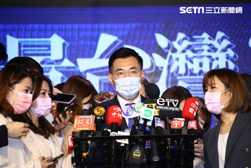 國民黨主席江啟臣和台北市長柯文哲同台出席國民黨所舉辦的「願景台灣2030」第二場論壇「活不起的未來」。（圖／記者楊澍攝影）