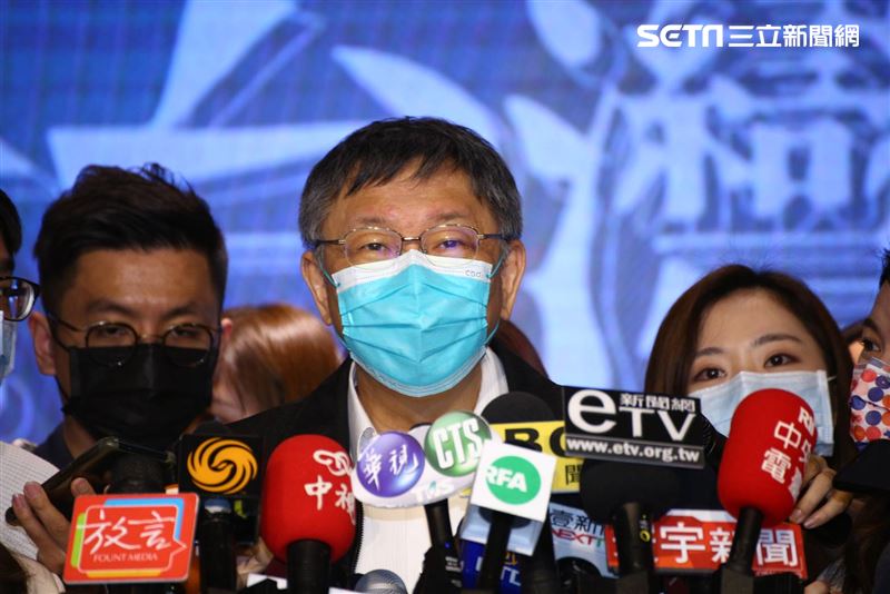 國民黨主席江啟臣和台北市長柯文哲同台出席國民黨所舉辦的「願景台灣2030」第二場論壇「活不起的未來」。（圖／記者楊澍攝影）