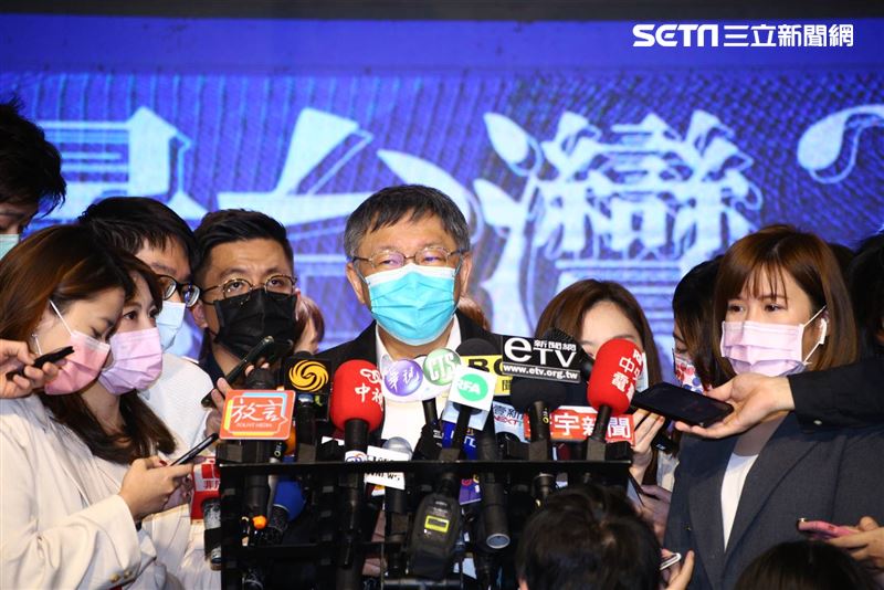 國民黨主席江啟臣和台北市長柯文哲同台出席國民黨所舉辦的「願景台灣2030」第二場論壇「活不起的未來」。（圖／記者楊澍攝影）