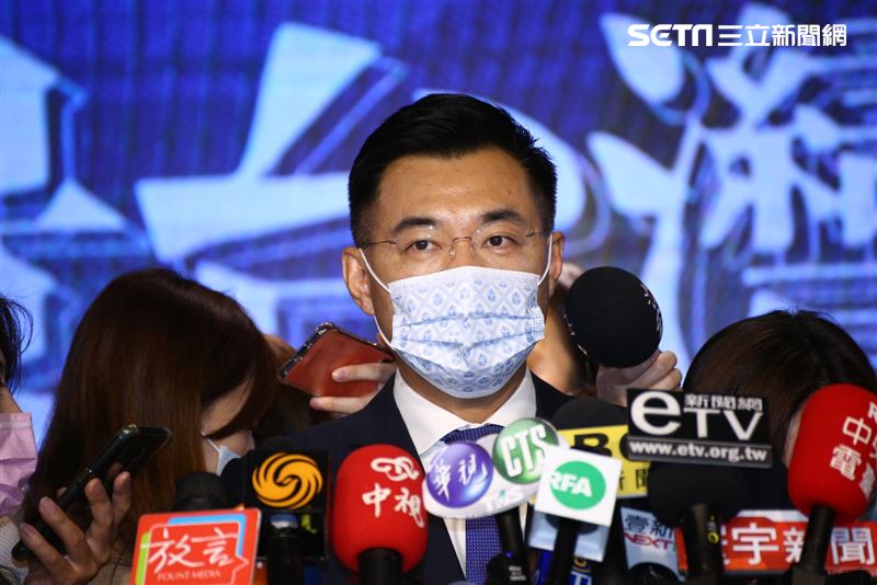 國民黨主席江啟臣和台北市長柯文哲同台出席國民黨所舉辦的「願景台灣2030」第二場論壇「活不起的未來」。（圖／記者楊澍攝影）