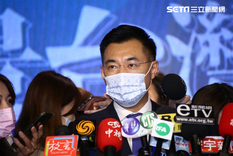 國民黨主席江啟臣和台北市長柯文哲同台出席國民黨所舉辦的「願景台灣2030」第二場論壇「活不起的未來」。（圖／記者楊澍攝影）