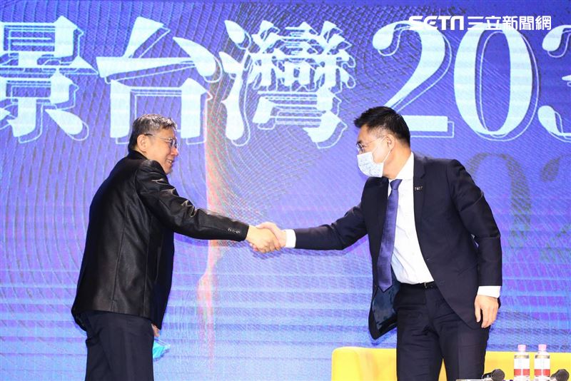 國民黨主席江啟臣和台北市長柯文哲同台出席國民黨所舉辦的「願景台灣2030」第二場論壇「活不起的未來」。（圖／記者楊澍攝影）