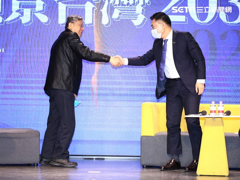 國民黨主席江啟臣和台北市長柯文哲同台出席國民黨所舉辦的「願景台灣2030」第二場論壇「活不起的未來」。（圖／記者楊澍攝影）