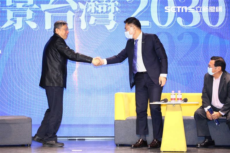 國民黨主席江啟臣和台北市長柯文哲同台出席國民黨所舉辦的「願景台灣2030」第二場論壇「活不起的未來」。（圖／記者楊澍攝影）