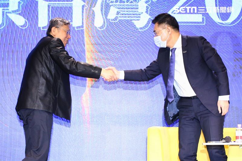 國民黨主席江啟臣和台北市長柯文哲同台出席國民黨所舉辦的「願景台灣2030」第二場論壇「活不起的未來」。（圖／記者楊澍攝影）