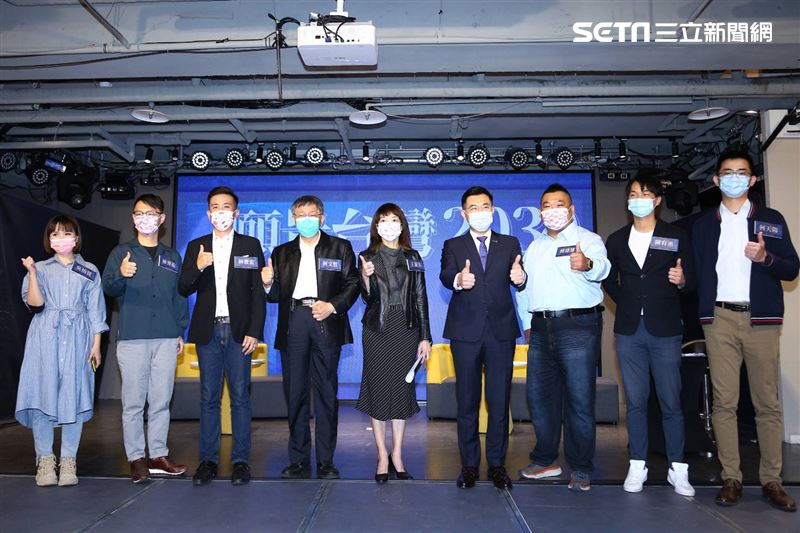 國民黨主席江啟臣和台北市長柯文哲同台出席國民黨所舉辦的「願景台灣2030」第二場論壇「活不起的未來」。（圖／記者楊澍攝影）