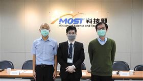 台灣團隊提出「雙金屬電極新架構」　登上國際期刊。合影左起為台東大學應用科學系陳以文教授、科技部自然司羅夢凡司長、台灣大學化學系陳俊顯教授。（圖／翻攝自科技部網站）