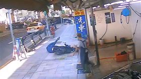 扔抹布命中騎士秒犁田！網：太神準了（圖／翻攝自台中踢爆網）