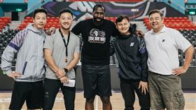 PLG新竹街口攻城獅解約再簽回　雷特改當教練台灣職業籃球聯盟P. LEAGUE+（簡稱PLG）新竹街口攻城獅農曆春節與洋將雷特（中）解約，攻城獅24日宣布簽回雷特，改任「球員技巧發展教練」，盼能借助其經驗，強化攻城獅本土鋒線球員攻防技巧。（新竹街口攻城獅提供）中央社記者黃巧雯傳真　110年2月24日