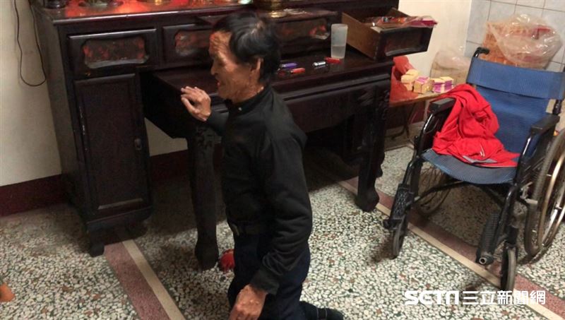 只能靠膝蓋走　父要8歲的他乞討度日