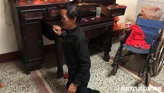 只能靠膝蓋走　父要8歲的他乞討度日