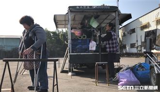擺攤被丟錢施捨　身障夜市夫妻拒救濟