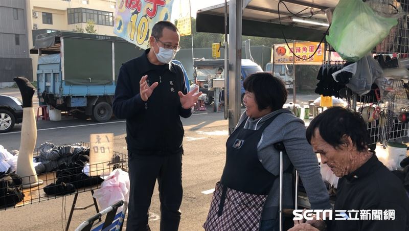 跛著腳擺攤賺飯錢　身障夫妻捐款助人