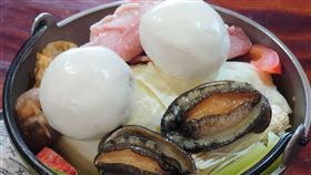 老闆黃吉安和太太安芯儀共同開發貢寮鮑創意料理並製作應景的貢寮鮑湯圓（圖／新北市漁業處提供）