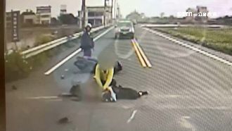 新竹騎士撞車彈飛後遭輾斃　畫面曝光