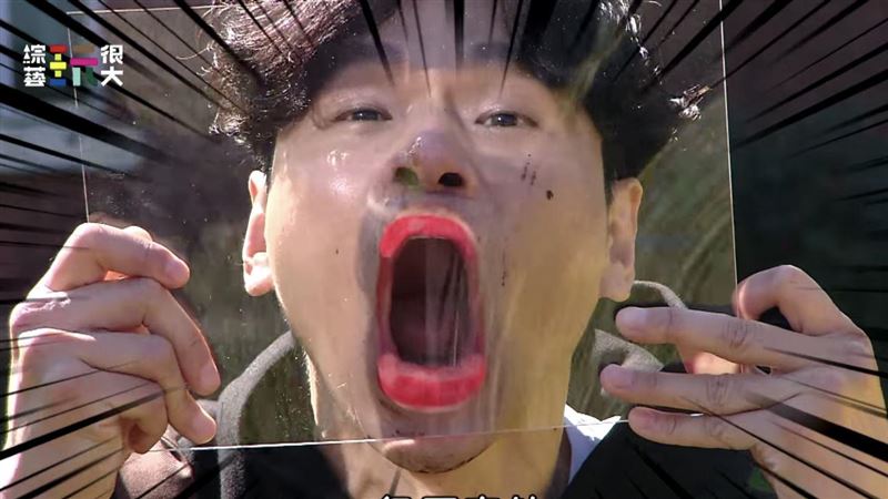 彩妝大師登玩很大　張嘴塗紅唇超犧牲