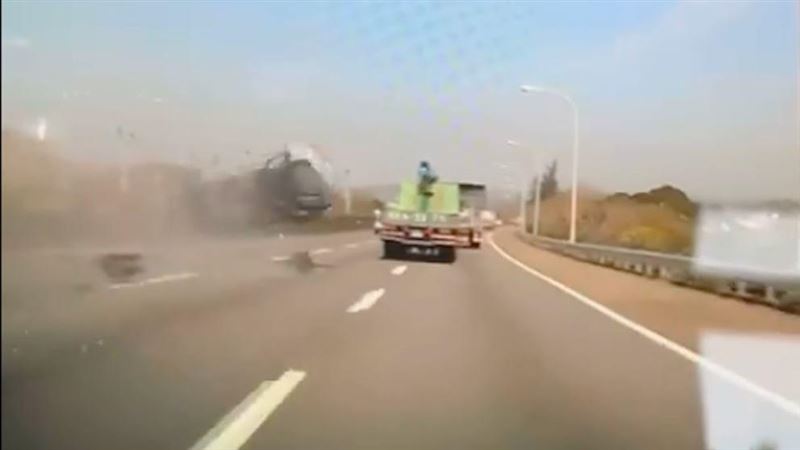 國3轎車自撞　空中連翻5圈落地
