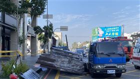 卸貨繩索，採光罩金屬骨架傾倒　重壓工人頭部慘死（圖／翻攝畫面）