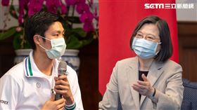 蔡英文接見「2020年世界羽球聯盟年終總決賽得獎選手、教練」。（組合圖／總統府提供）