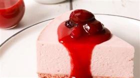 ▲覆盆子生乳酪蛋糕以香醇乳酪奶油餡結合覆盆子果泥，打造酸甜不膩口的好味道。（圖／業者提供）