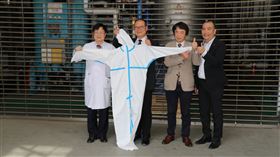 北榮獲企業贈2000件防護衣，由副院長黃信彰受贈。（圖／北榮提供）