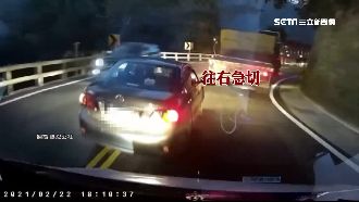 蘇花轎車盲彎逆向　下秒大貨車迎面來