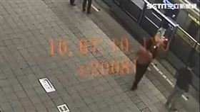 北市黃男在捷運善導寺站候車時，突然陌生男子踹踢。（圖／翻攝畫面）