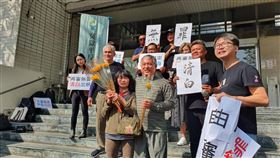 參與運毒罪證不足  船長再審翻案洗刷冤屈高雄漁船船長陳火盛（前左2）11年前捲入運毒案遭判18年入監，直到109年聲請再審成功獲釋。高雄高分院法官認為陳火盛有被利用運毒可能，也沒證據證明他有參與運毒，25日判他無罪。陳火盛步出法院後與妻子（前左）相擁，並接受獻花。中央社記者洪學廣攝    110年2月25日