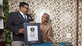 ▲印度老人與他的指甲。（圖／翻攝自金氏世界紀錄）