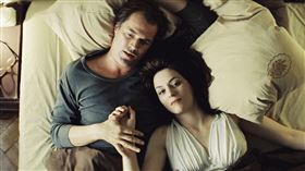 擁有16個影后頭銜的瑪蒂娜吉黛克，在《竊聽風暴》飾演風情萬種的東德女明星，一度為愛情犧牲肉體。（圖／海鵬影業提供）