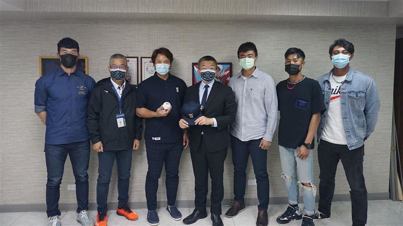 蔡其昌率隊拜訪　中職與球員工會破冰