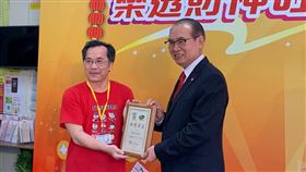 台彩總經理蔡國基致贈頭獎商店獎牌台灣彩券公司總經理蔡國基（右）25日南下高雄致贈「頭獎商店」獎牌給日前開出大樂透頭獎的鑫彩紅彩券行業者葉春發（左），祝賀幸運之神降臨。中央社記者王淑芬攝  110年2月25日