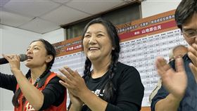 伍麗華成民進黨首名山地原住民立委第10屆立法委員選舉結果11日晚間陸續揭曉，參與山地原住民立委選舉的民進黨籍候選人伍麗華（中）自行宣布當選，成為民進黨首名山地原住民立委。中央社記者郭芷瑄攝　109年1月11日