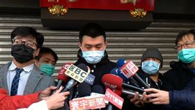 台中鴨肉店事件　男店員出面道歉一名女外送員日前到台中市富王鴨肉專賣店取餐，因出餐與王姓男店員爭執，遭怒罵不雅字眼且恐嚇毆打，女外送員提告。王男（中）9日在委任律師陪同下現身鴨肉店外，面對媒體鏡頭，他多次道歉，希望外界給予他自新機會。中央社記者蘇木春攝  110年1月9日